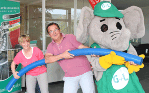 Wir ziehen gemeinsam an einem Strang: Sylke Schröder, Koordinatorin des Ambulanten Kinder- und Jugendhospizdienstes, Dirk Loske und unser Maskottchen, der Grülofant.