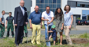 Vor den Augen von Thomas Pring (von links) setzen Seniorchef Klaus Loske, sein Sohn Dirk, dessen Frau Scheyda, ihr Sohn Valentin (2) und Architektin Kathrin Bock den ersten Spatenstich für die Halle.